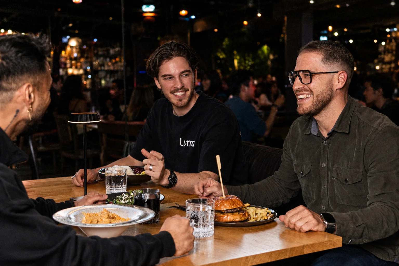 Freunde beim Essen gehen in Fulda – LUMA Dining Club